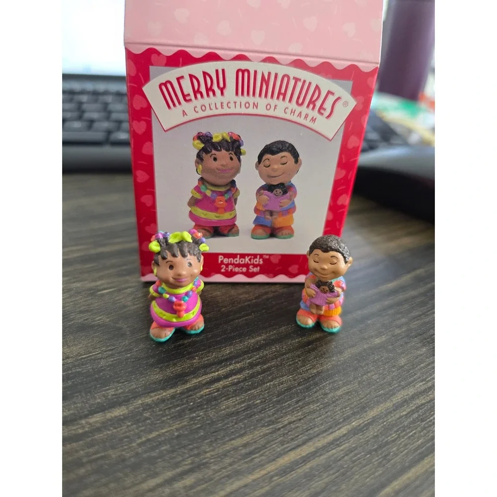 Hallmark Merry Miniatures PendaKids Sule and Sera 2‎ Piece Set Figurine with Box